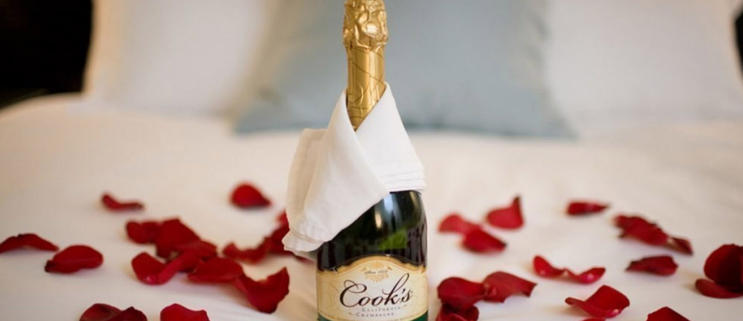 TAKE ADVANTAGE OF GREAT SAVINGS  BE SURE TO CHECK OUR HOTEL CURRENT’S SPECIALS AND PACKAGES