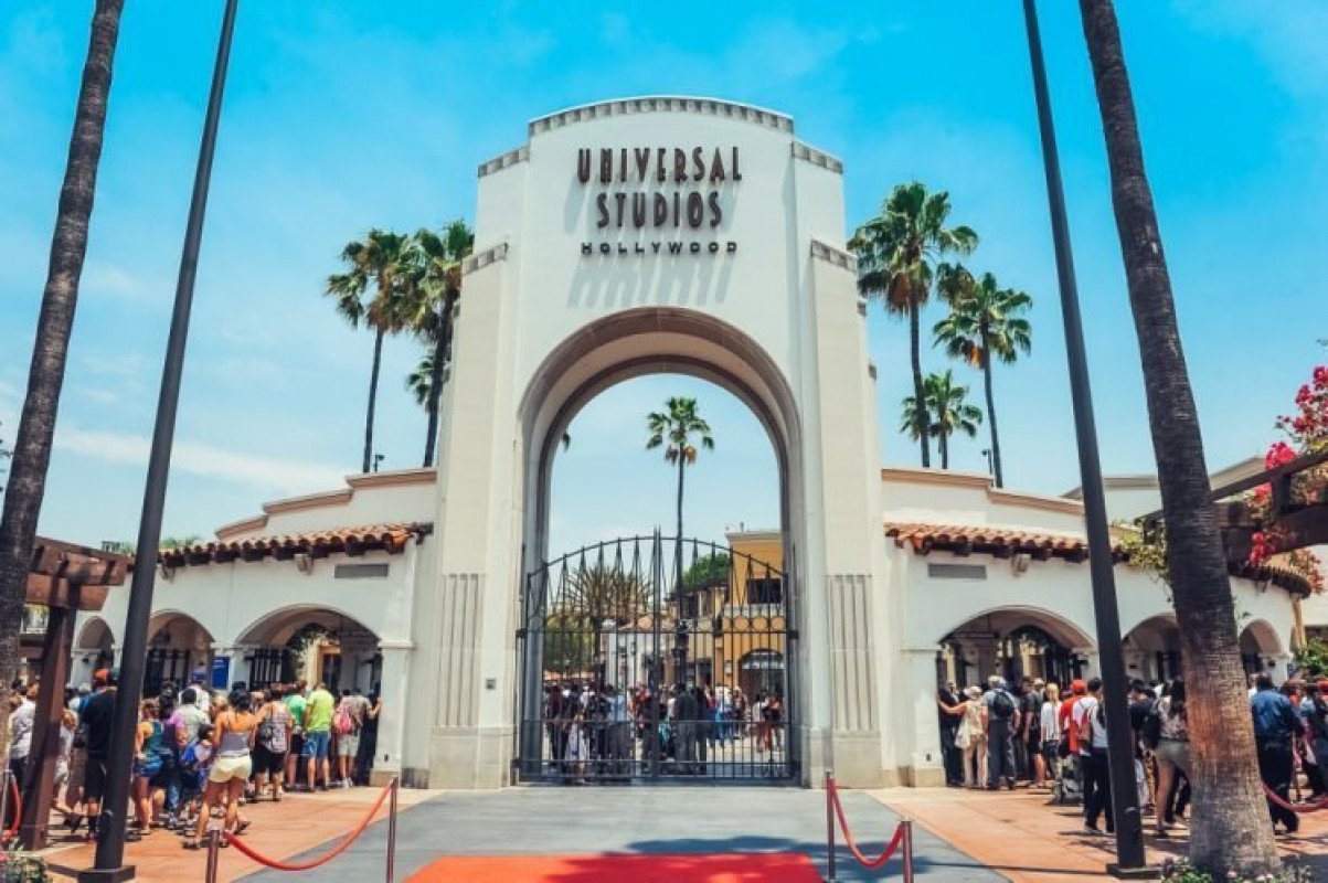 VISIT UNIVERSAL STUDIOS HOLLYWOOD